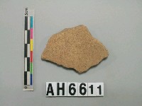 藏品(淺褐色夾砂陶片)的圖片